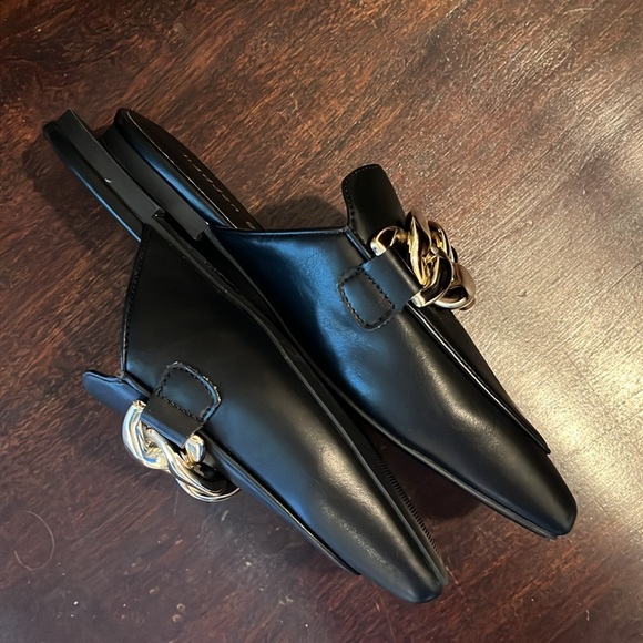 Madden Girl Women's Squireee Mule Slip-On Flats, Chunky Gold Chain, Black size 6 - Picture 4 of 12